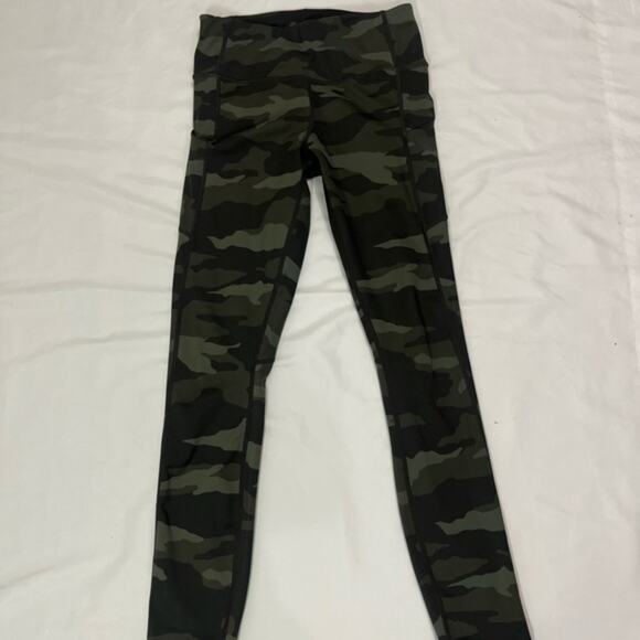 Athleta Green Camo Contender 7/8 Mid-Rise Leggings Zipper Pockets Size XS - Picture 1 of 10